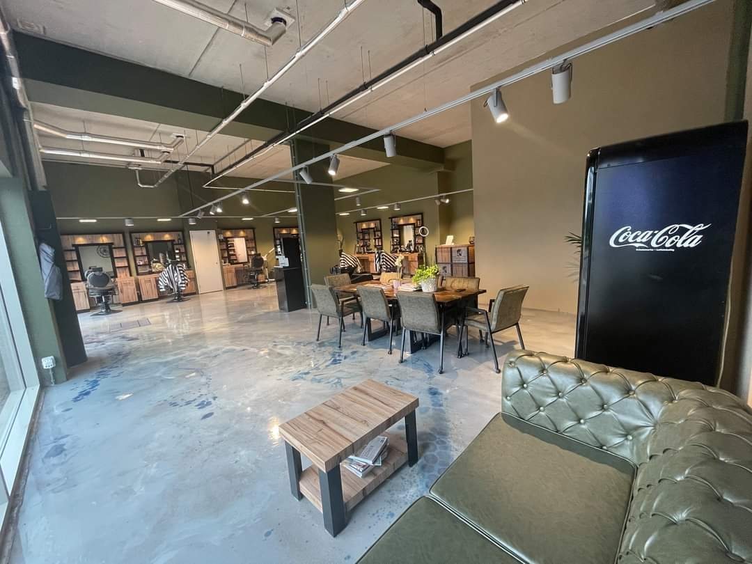 Ruim en licht interieur van Barbershop De Achterhoek met wachtplek