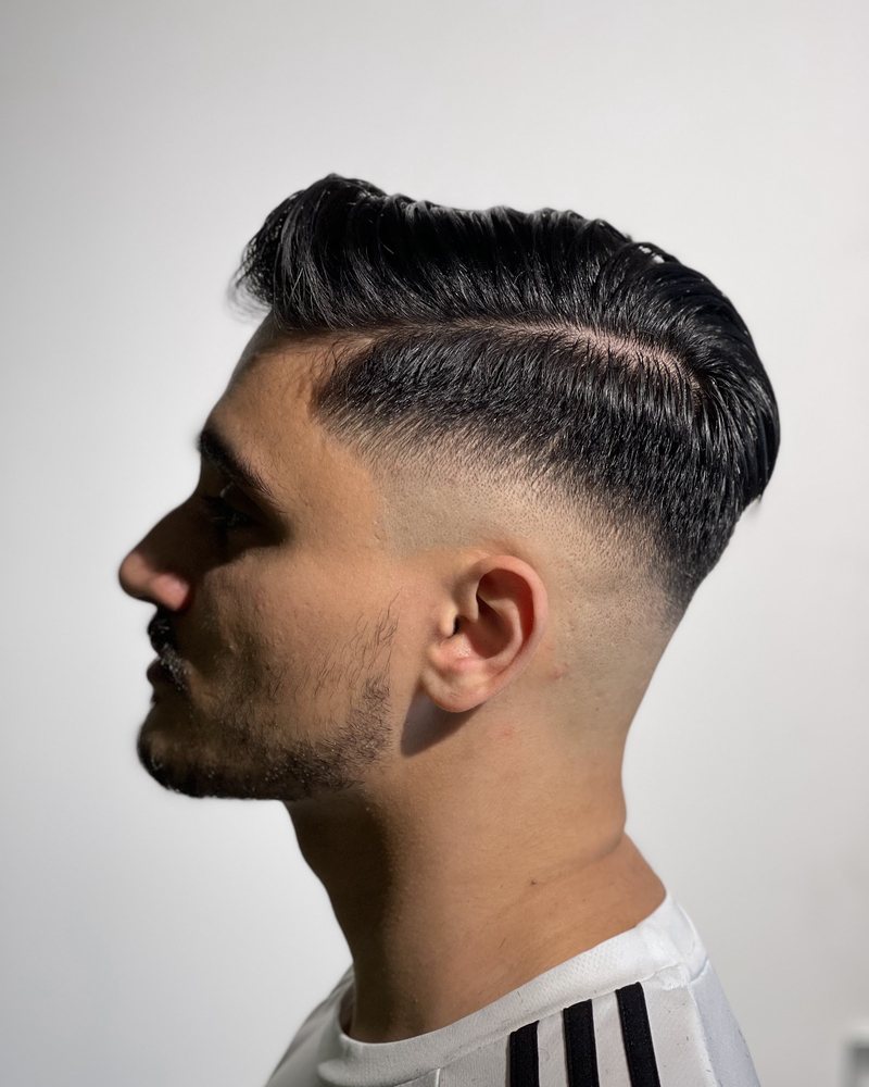 Strakke skin fade met scheiding, geknipt door een herenkapper in Doetinchem